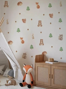 Détail de stickers muraux animaux de la forêt à l'aquarelle dans une chambre d'enfant