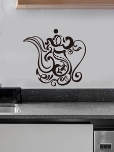 Sticker mural théière noire de style arabe avec motifs de vigne sur un mur de cuisine blanc
