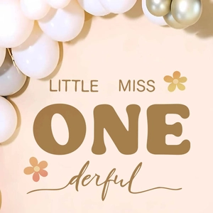 Wandtattoo LITTLE MISS ONEderful mit cremefarbenen Ballons für den ersten Geburtstag