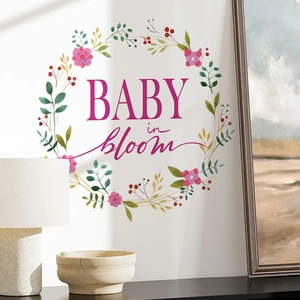 Adesivo murale Baby in Bloom con ghirlanda di fiori rosa per decorazione cameretta
