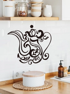 Sticker mural théière arabe en calligraphie noire sur un mur de cuisine carrelé