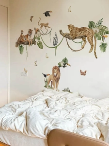 Detaillierte Dschungeltier-Wandaufkleber mit Löwen und Tigern im gemütlichen Schlafzimmer