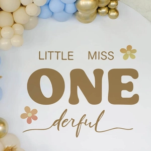 Runder Hintergrund LITTLE MISS ONEderful zum 1. Geburtstag mit Ballons und Blumen
