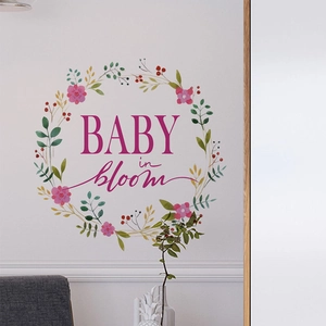 Adesivo murale Baby in Bloom con ghirlanda floreale per decorazioni baby shower