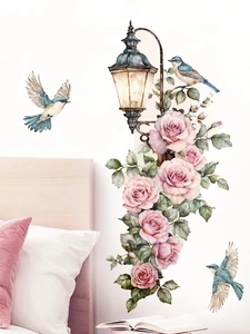 Detalle de vinilo decorativo de farola y pájaros en dormitorio con diseño floral acuarela
