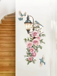 Detalle del vinilo decorativo farola vintage con rosas rosas y pájaros azules en pared
