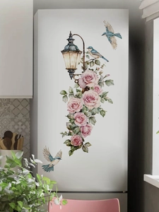 Detalle de vinilos decorativos con farola retro, rosas rosas y pájaros azules en blanco