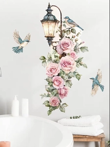 Detalle de vinilo decorativo con flores y pájaros para ambiente de baño acogedor