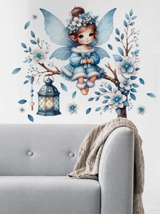 Wandsticker mit blauer Waldfee auf weißer Wand über einem Sofa im gemütlichen Zimmer