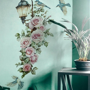 Vinilo decorativo de farola y pájaros con rosas rosas para decorar el salón