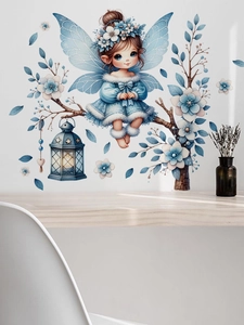 Detail eines blauen Feen-Wandstickers an weißer Wand mit Laterne und Blumenzweig