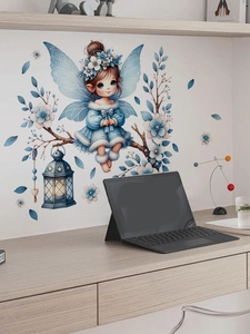 Wandsticker mit blauer Fee auf einem Ast mit Laterne im modernen Innendesign