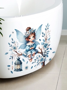 Detail eines blauen Feen-Wandstickers auf einer Badewanne mit Blumen- und Laternenmotiv
