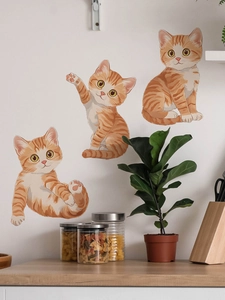 Detailansicht von drei süßen Cartoon Katzen-Wandtattoos auf weißer Wand für Wohndekoration