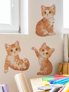 Detailansicht von drei süßen orangefarbenen PVC Katzen Wandtattoo auf weißer Wand