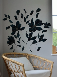 Stickers muraux fleurs bleu foncé avec veines dorées sur un mur gris de salon