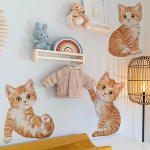 Drei süße orangefarbene Katzen Wandaufkleber im gemütlichen Kinderzimmer mit Holzregal