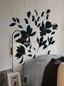 Détail de stickers muraux floraux sombres avec bords dorés sur fond de chambre à coucher