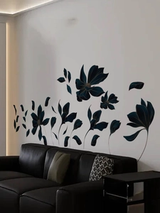 Détail de stickers muraux floraux bleu et or au-dessus d'un canapé dans un salon moderne