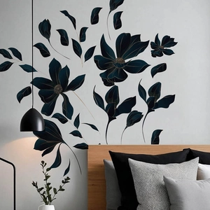 Stickers muraux fleurs noires modernes avec contours dorés dans une chambre minimaliste