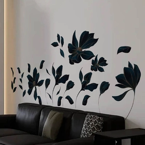 Stickers muraux fleurs bleu marine avec contours dorés sur mur blanc de salon