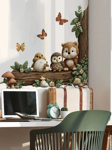 Détail de stickers muraux animaux de la forêt 3D avec hiboux, papillons et tronc sur mur blanc