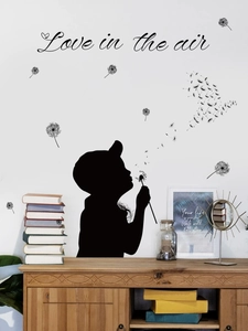 Détail du sticker mural pissenlit noir avec silhouette de garçon et texte Love