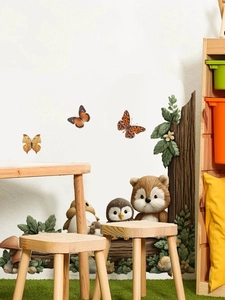 Détail de stickers muraux animaux de la forêt avec chouette renard et papillons colorés
