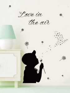 Détail de sticker mural silhouette garçon soufflant des pissenlits et texte d'amour