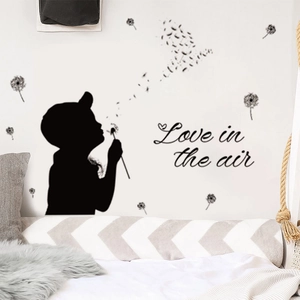 Sticker mural garçon pissenlit noir avec texte Love in the air pour la chambre