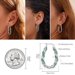 Détail de créoles torsadées en argent avec zircons 5A verts et tige en argent 925