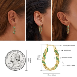 Détail de créoles torsadées dorées avec zircons verts et tige en argent 925 sur modèle