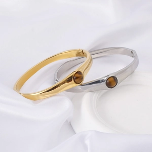 Vue macro de bracelets en acier inoxydable 18K or et argent avec pierres œil de tigre