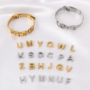 Détail de bracelets en maille d'acier inoxydable DIY avec curseurs de lettres en or 18K