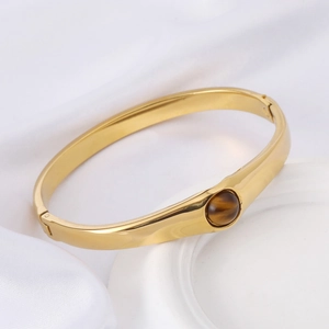 Vue détaillée d'un bracelet en acier inoxydable plaqué or 18K avec une pierre oeil de tigre