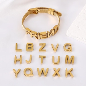 Bracelet en maille d'acier inoxydable plaqué or 18K avec charmes de lettres amovibles