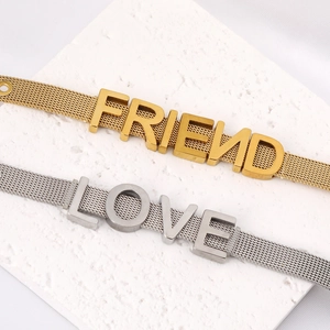 Détail de bracelets en maille d'acier inoxydable avec lettres FRIEND LOVE en or 18 carats
