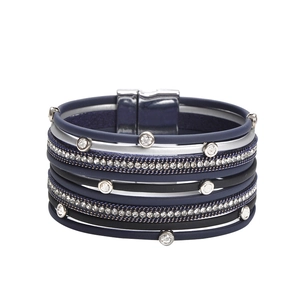 Détail du bracelet en cuir multicouche avec strass brillants et fermoir magnétique en argent