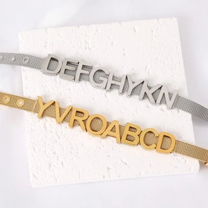 Vue détaillée des bracelets en maille d'acier inoxydable plaqué or 18K avec lettres réglables