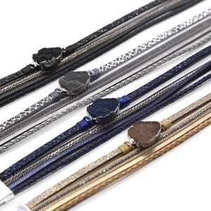 Meerlaagse leren wikkelarmband met Druzy steen en gevlochten kettingen in vier kleuren