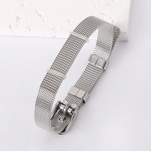 Détail du bracelet en maille milanaise argentée en acier inoxydable avec boucle et passants