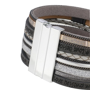 Détail du bracelet multicouche en cuir avec fermoir magnétique et textures scintillantes