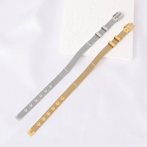 Détails des bracelets en maille dorée et argentée avec boucles ardillon sur fond de pierre