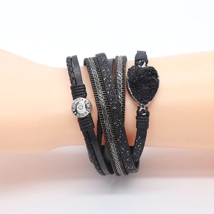 Zwarte meerlaagse leren wikkelarmband met romeinse cijfers en hartvormige bedel