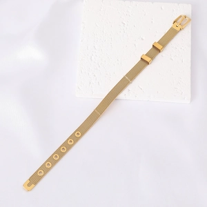 Vue détaillée du bracelet en maille d'acier inoxydable plaqué or 18 carats avec boucle réglable