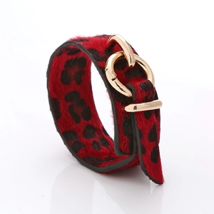 Vue détaillée du bracelet léopard rouge en fausse fourrure avec boucle dorée brillante