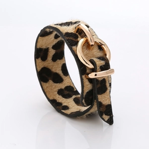 Détail du bracelet léopard en fausse fourrure avec un fermoir en métal doré poli