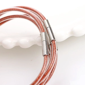 Set de pulseras de gelatina con purpurina y cierres magnéticos plateados en plato decorativo