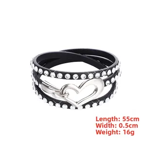 Dettaglio del bracciale multistrato in pelle nera con rifiniture in cristallo lucido