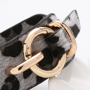 Bracelet chic en cuir léopard à poils de veau avec deux fermoirs ronds dorés entrelacés
